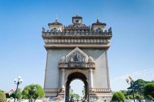 monumento da vitória de patuxai ou marco do portão da vitória da cidade de vientiane do laos foto