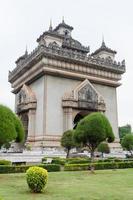 monumento da vitória de patuxai ou marco do portão da vitória da cidade de vientiane do laos foto