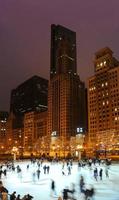 paisagem urbana de inverno de chicago com patinação no gelo e luzes de férias. foto