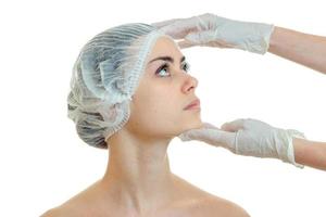 dermatologista em luvas para o rosto de uma menina prepara análises close-up foto