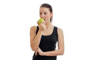 retrato horizontal de uma jovem em uma camiseta preta que come maçã foto