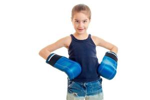 retrato de menina em luvas de boxe azuis foto