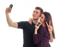 casal jovem bonito faz selfie no estúdio foto