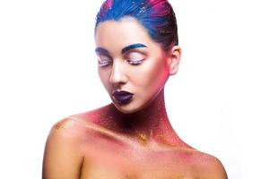 foto horizontal de mulher de beleza com maquiagem multicolorida isolada em branco