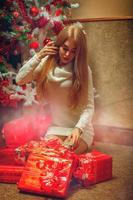 linda jovem com um monte de presentes de natal foto