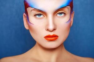 retrato horizontal de mulher encantadora com maquiagem criativa foto