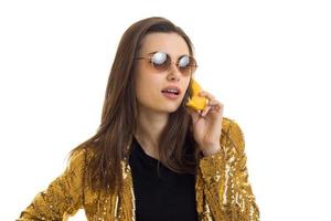mulher elegante engraçada na jaqueta dourada e óculos de sol foto