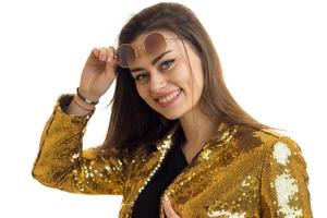 retrato horizontal da menina bonita moda com óculos no casaco brilhante dourado foto