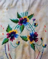 toalha com ornamento étnico ucraniano, bem bordado com ponto de cetim, close-up foto