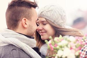 casal romântico se beijando foto