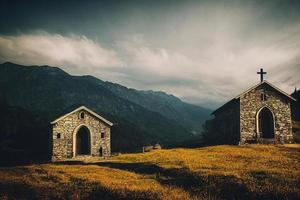 pequena igreja nas montanhas, zona rural foto