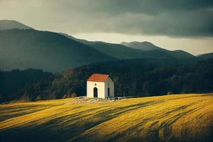 pequena igreja nas montanhas, zona rural foto
