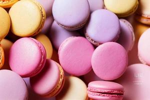 pilha caindo de macarons, cor suave e natural foto