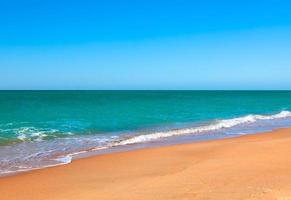 praia de areia da estância balnear com águas claras foto