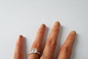 unhas com gel marrom feitas em casa com dedos secos foto