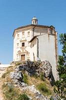 calascio, itália-9 de agosto de 2021-igreja de santa maria della pieta no caminho que leva a rocca calascio durante um dia ensolarado foto