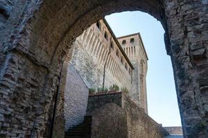 torrechiara, itália, 31 de julho de 2022, vista do castelo torrechiara, na província de parma, durante um dia ensolarado foto