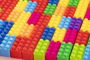 padrões de bloco de construção de plástico colorido isolados. brinquedo para crianças foto
