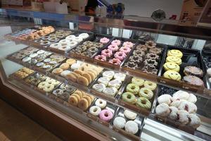 exibição de donuts de chocolate à venda na loja local foto