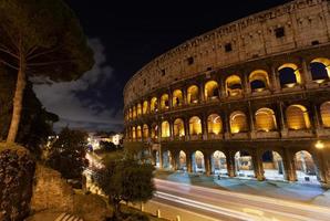 roma, itália, coliseu, antigo, edifício antigo, gladiador, batalha, à noite. foto