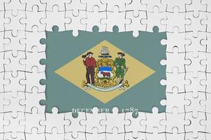 delaware bandeira do estado dos eua no quadro de peças de quebra-cabeça brancas com parte central ausente foto