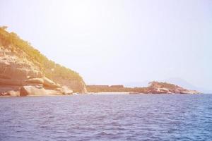 paisagem das montanhas rochosas naturais da Turquia sobre a água do mar azul foto