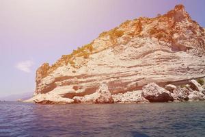 paisagem das montanhas rochosas naturais da Turquia sobre a água do mar azul foto