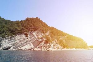 paisagem das montanhas rochosas naturais da Turquia sobre a água do mar azul foto