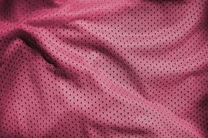 close-up de shorts esportivos de nylon de poliéster para criar um plano de fundo texturizado. imagem tonalizada em viva magenta, cor do ano 2023 foto