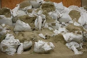 textura da parede de barricada quebrada de sacos de areia para fins de guerra foto