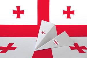 bandeira da geórgia retratada no avião de origami de papel. conceito de artes artesanais foto