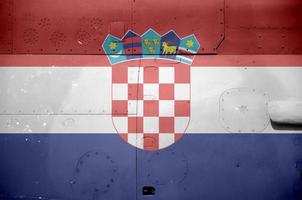 bandeira da croácia retratada na parte lateral do helicóptero blindado militar closeup. fundo conceitual de aeronaves de forças do exército foto