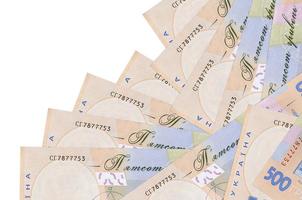 500 notas de hryvnias ucranianas estão em diferentes ordens isoladas em branco. banco local ou conceito de fazer dinheiro foto
