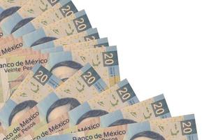 Notas de 20 pesos mexicanos estão isoladas no fundo branco com espaço de cópia empilhado no ventilador de perto foto