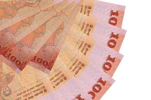 Notas de 100 rúpias do Sri Lanka estão isoladas no fundo branco com espaço de cópia empilhadas em forma de leque foto