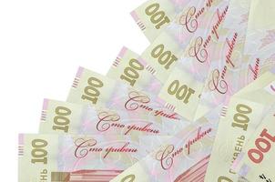 100 contas de hryvnias ucranianas estão em ordem diferente isoladas em branco. banco local ou conceito de ganhar dinheiro foto