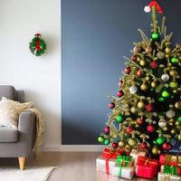 conceito de natal. árvore de natal decorada perto da lareira em casa. foto