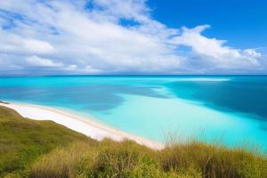 bela praia tropical com oceano azul. conceito de férias de verão de fundo de praia de paraíso tropical de areia branca. foto