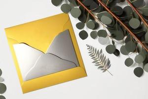 maquete para uma carta ou convite de casamento com galhos e folhas. luz natural e cobertura de sombra. foto
