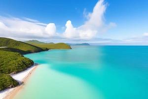 bela praia tropical com oceano azul. conceito de férias de verão de fundo de praia de paraíso tropical de areia branca. foto