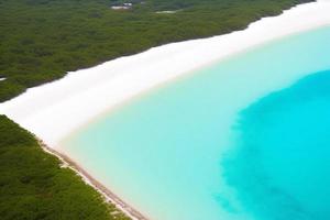 bela praia tropical com oceano azul. conceito de férias de verão de fundo de praia de paraíso tropical de areia branca. foto