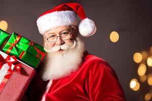 Papai Noel alegre está colocando caixas de presente. feliz natal e boas festas. foto