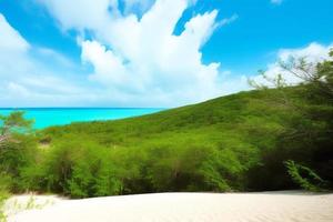 bela praia tropical com oceano azul. conceito de férias de verão de fundo de praia de paraíso tropical de areia branca. foto