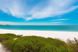 bela praia tropical com oceano azul. conceito de férias de verão de fundo de praia de paraíso tropical de areia branca. foto