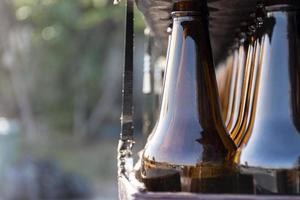 fechar garrafa de cerveja em palete para fabricação de cerveja em plantas industriais foto