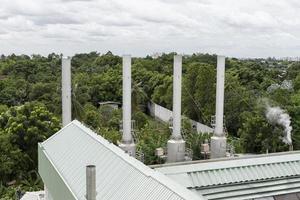 telhados industriais e chaminés de caldeiras de cerveja foto