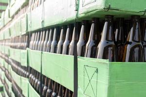 garrafa de cerveja em paletes para fabricação de cerveja em plantas industriais foto