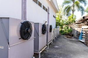 unidade de compressor de ar condicionado instalada ao ar livre foto