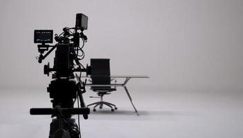 gravação comercial de tv e conjunto de câmera de filme e operador de câmera em estúdio grande. foto