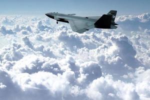 bayraktar kizilelma nmanned fighter jet deslizando através das nuvens brancas. foto